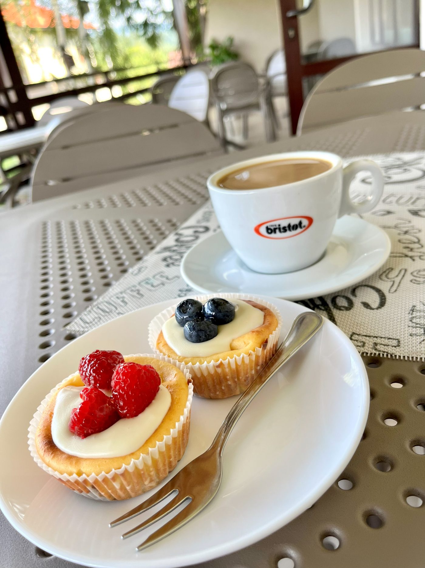 Kawa i deser z owocami podane w Cukierni Szarotka