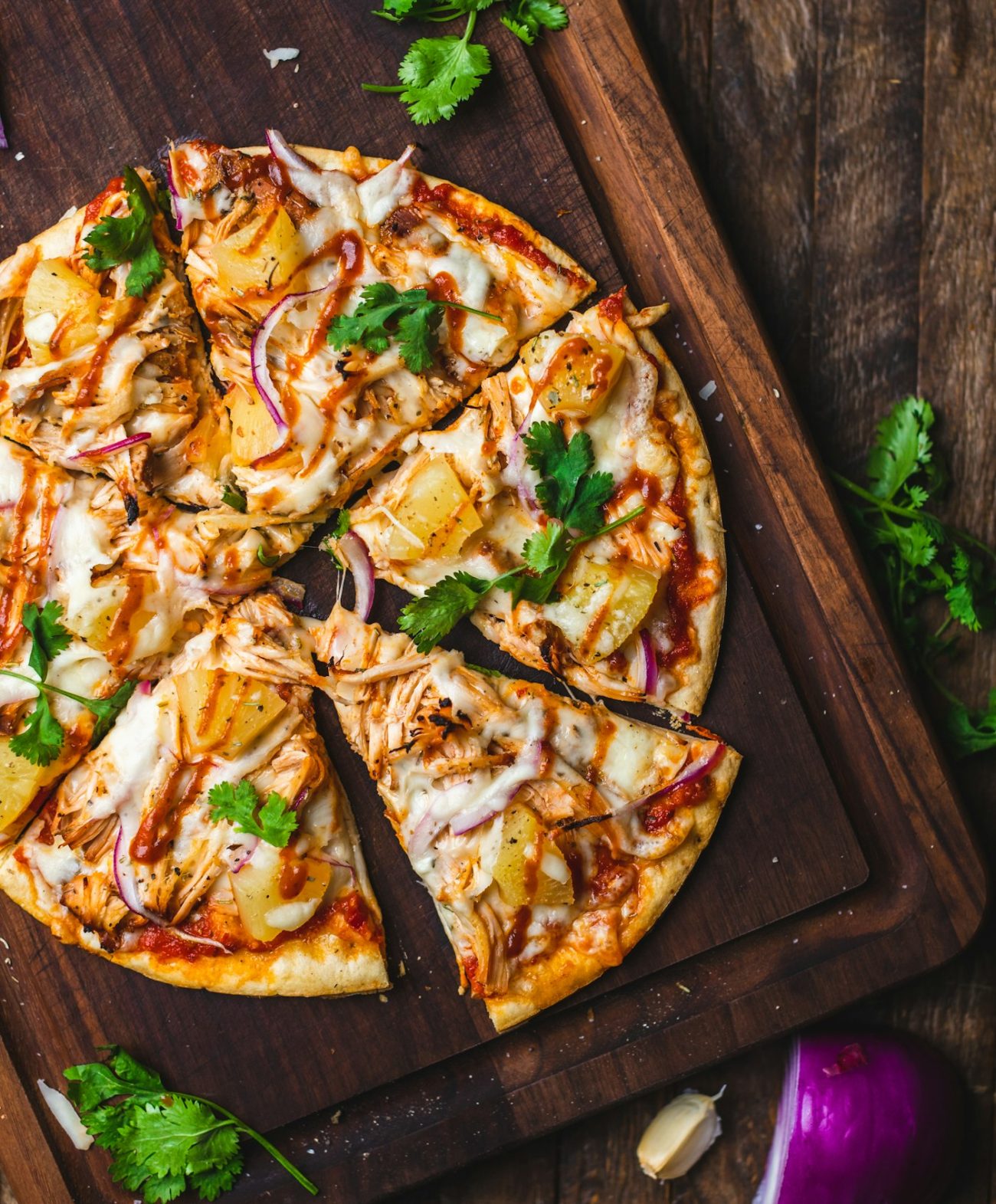 Świeżo upieczona pizza na desce — pizza Milówka