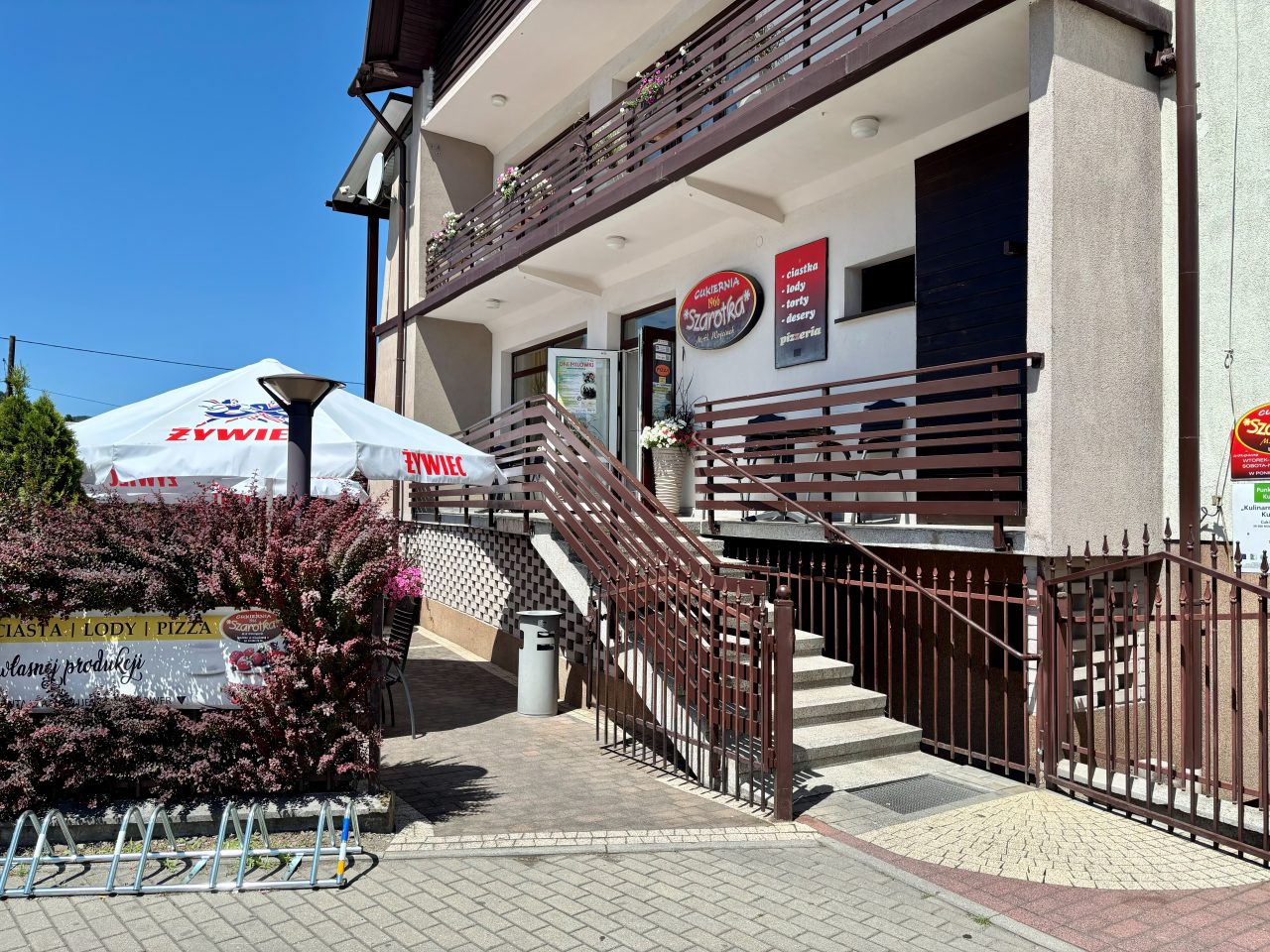 Cukiernia Szarotka w Milówce — wejście do lokalu