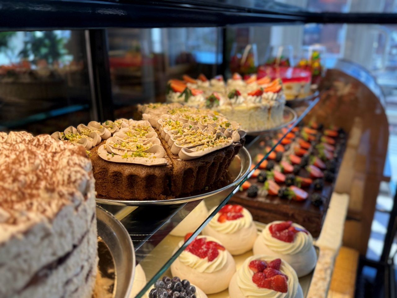 Tarta i kremowe ciasteczka z owocami w cukierni w Milówce